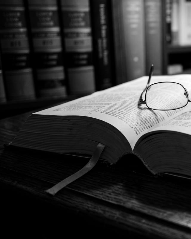 Tomos de leyes y un libro abierto