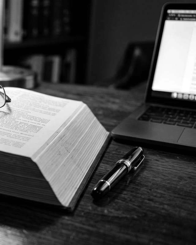 Pluma junto a un libro de leyes