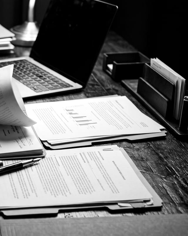 Documentos de trabajo sobre un escritorio