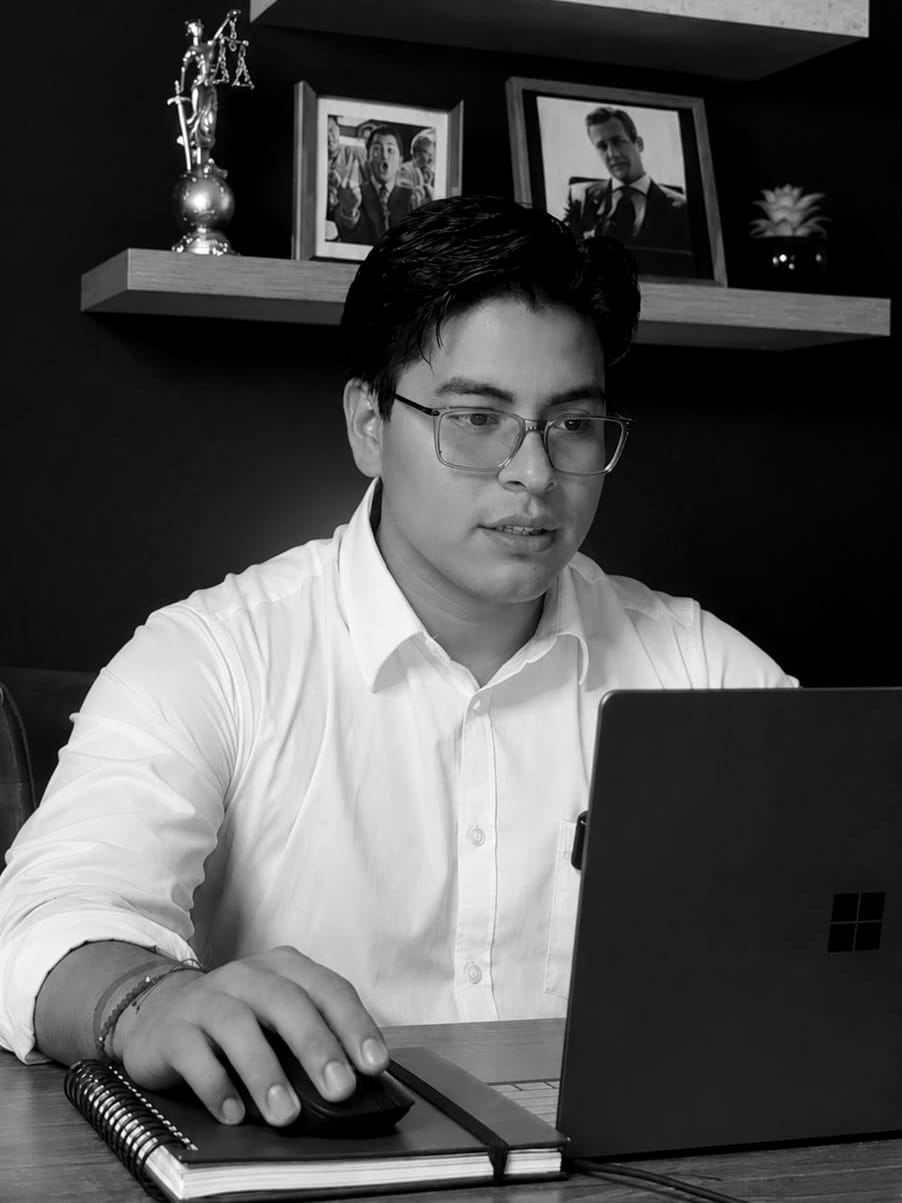 Abogado de Axis revisando un caso en su portátil