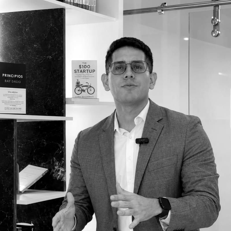 Abogado de Axis explicando un tema legal